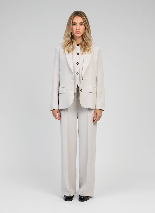 An'ge – Pantalon Perly Lin, mannequin femme portant un ensemble tailleur pantalon beige de face