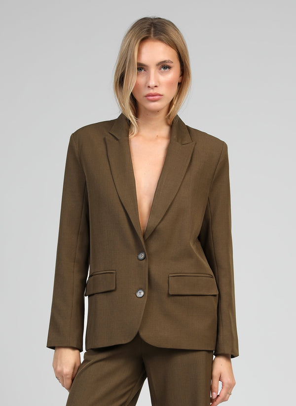An'ge – Jasje Ziani Militaire, model draagt een donkerbruine blazer, vooraanzicht