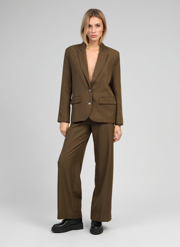 An'ge – Pantaloni Perly Militare, modella che indossa un completo blazer e pantaloni marroni, vista frontale