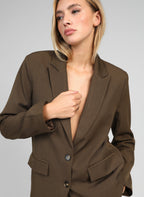An'ge – Veste Ziani Militaire, mannequin portant un blazer marron foncé, vue de face, gros plan