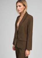 An'ge – Veste Ziani Militaire, mannequin portant un blazer marron foncé, vue de profil