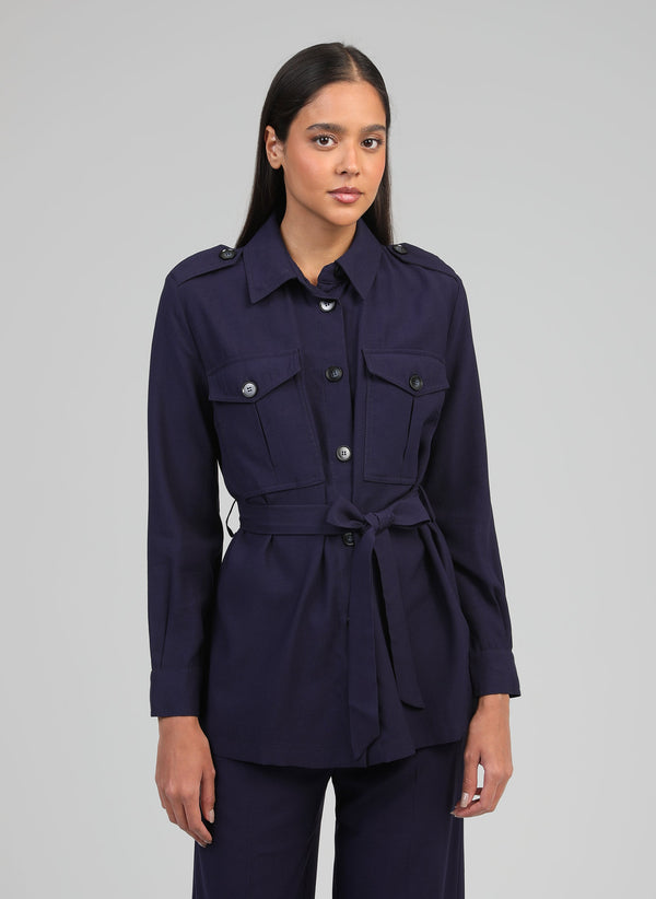 An'ge – Giacca Zoana Marine, modella con giacca sahariana blu navy e cintura annodata