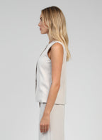 An'ge – Gilet De Costume Zola Lin, mannequin portant un haut sans manches beige, vue de profil
