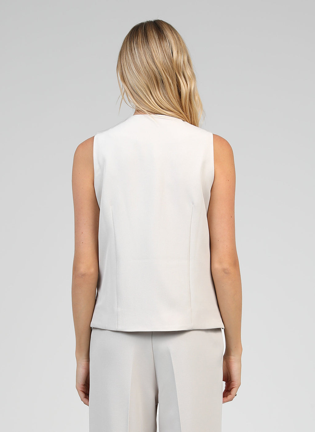 An'ge – Gilet De Costume Zola Lin, mannequin de dos portant un top sans manches beige et un pantalon