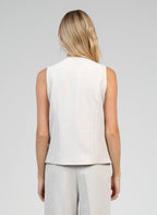 An'ge – Gilet De Costume Zola Lin, mannequin de dos portant un top sans manches beige et un pantalon