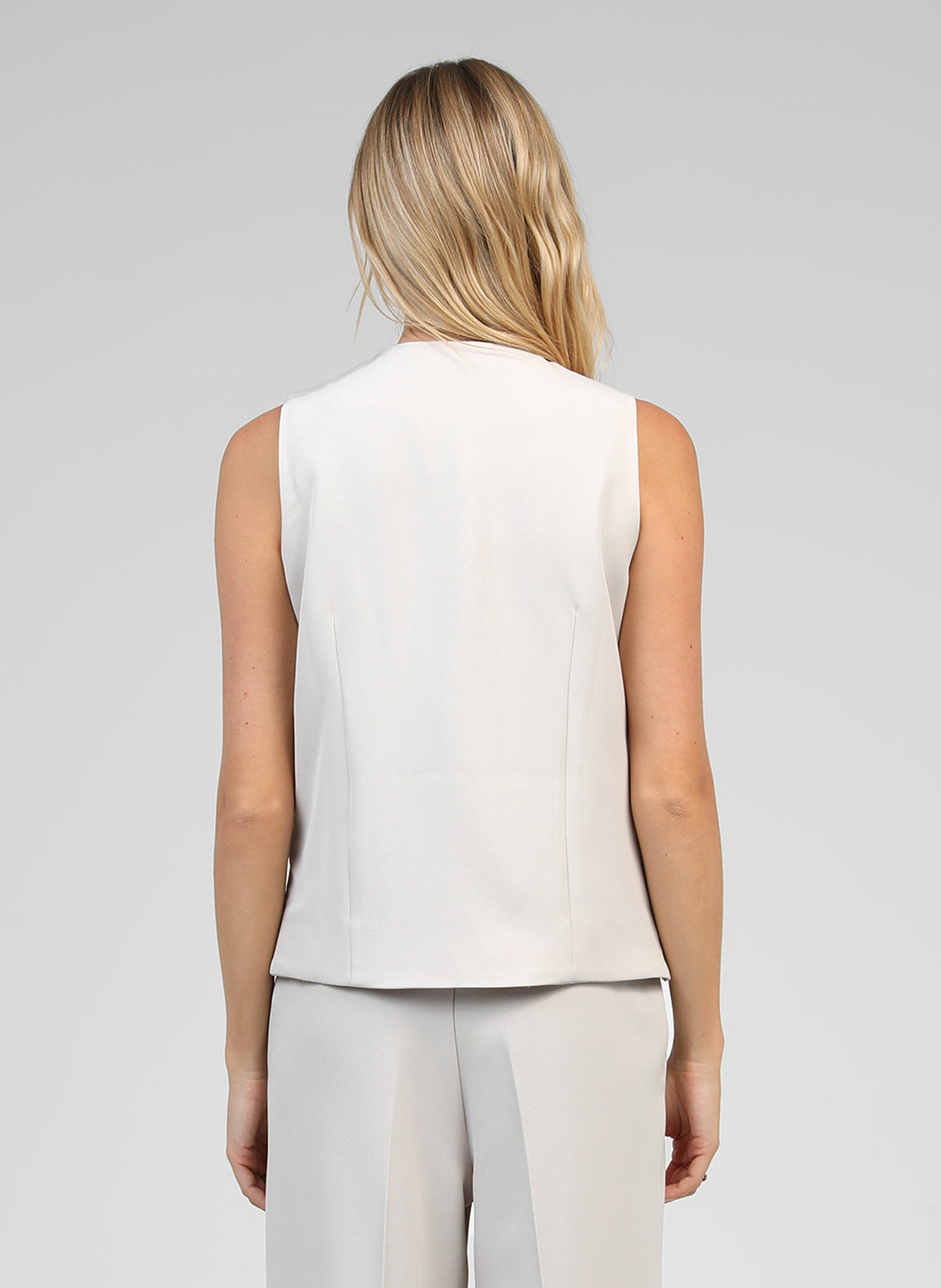 An'ge – Gilet De Costume Zola Lin, mannequin de dos portant un top sans manches beige et un pantalon