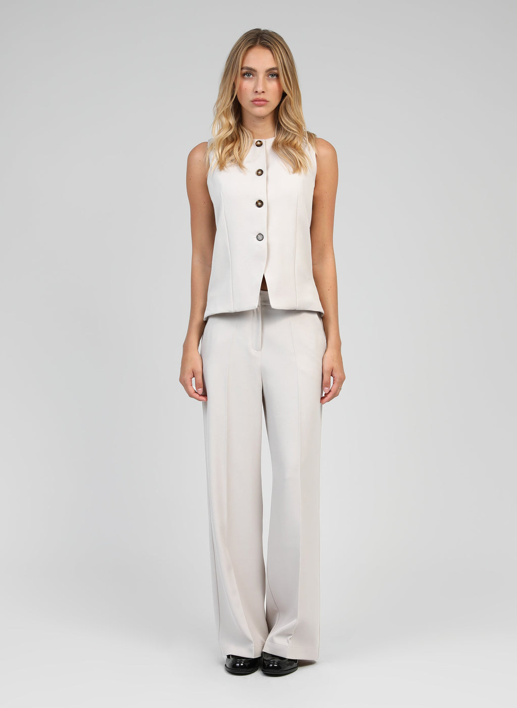 An'ge – Gilet De Costume Zola Lin, mannequin portant un ensemble pantalon et gilet sans manches beige clair