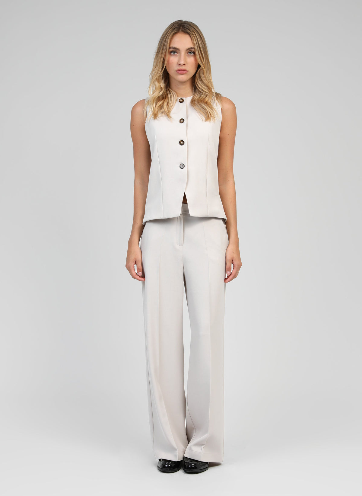 An'ge – Gilet De Costume Zola Lin, mannequin portant un ensemble pantalon et gilet sans manches beige clair