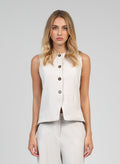 An'ge – Gilet De Costume Zola Lin, mannequin femme portant un gilet sans manches beige clair, vue de face