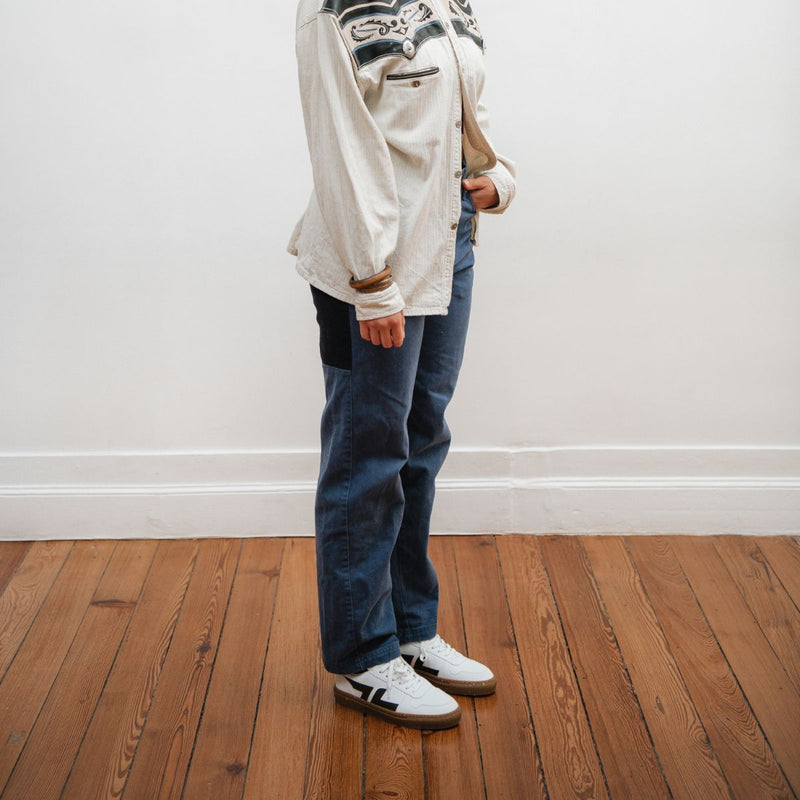 Zapatillas veganas blancas desgastadas.