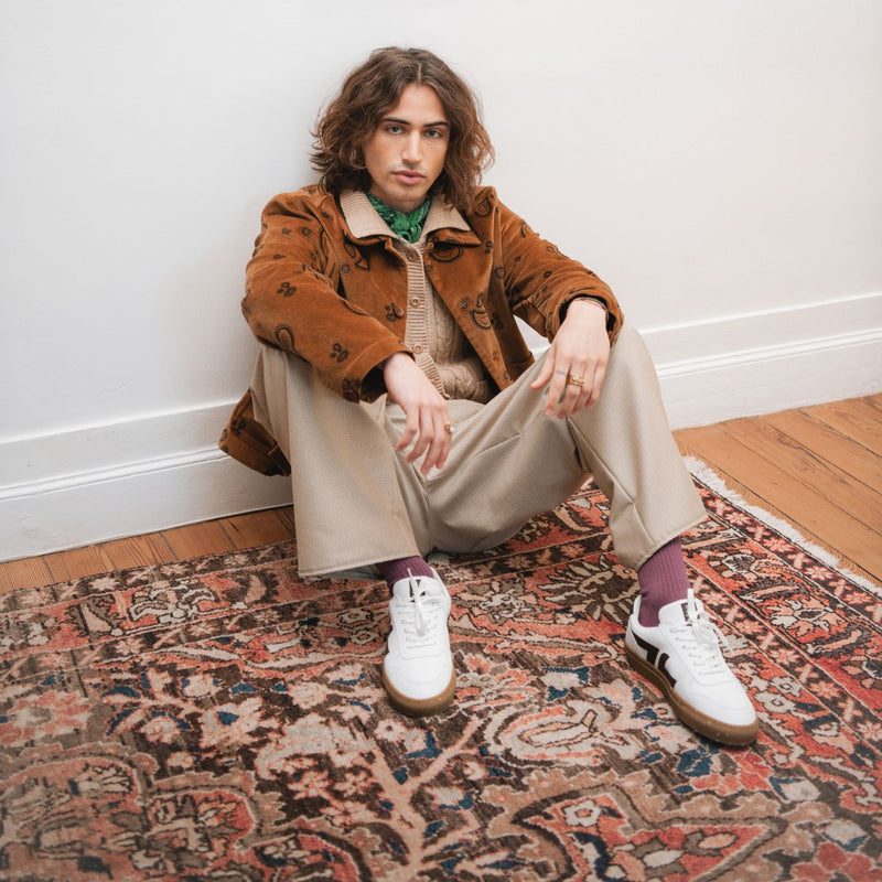 Zapatillas veganas blancas desgastadas.