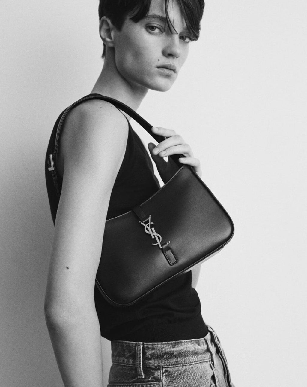 Saint Laurent - Bolso hobo de piel Le 5 À 7 - Negro - Mujer