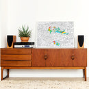  Affiche à colorier Switzerland encadrée et posée sur un meuble déco moderne suisse