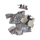 Tenue pour poupée Philéas - tenue garçon composée d'un short en lin beige, d'une blouse en voile de coton à carreaux avec un fil en lurex argent, un gilet de berger réversible - un coté fausse fourrure mouton et un côté lainage chevrons ainsi que d'une coiffe d'indien avec des plumes de cuir - Collection automne/hiver 2020 La manufacture moutarde à retrouver sur amaetc.com, concept store eco friendly pour bébés, enfants et toute la famille