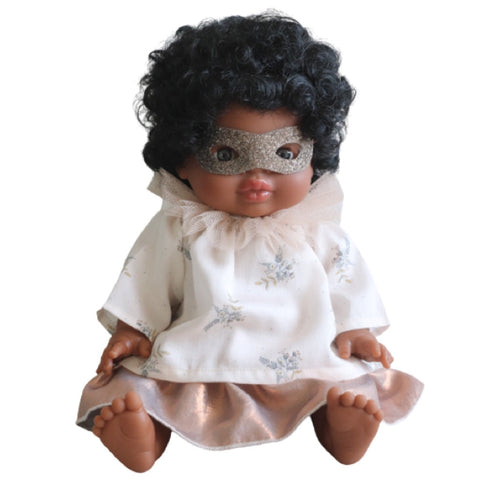 Conjunto para muñeca Albertine - Conjunto de niña compuesto por una blusa de algodón estampada "Casson" estampada en Francia @souslefiguierfabrics x @mmemoutarde, una falda de lino y viscosa color oro rosa, un lobo con purpurina cobre y un cuello con volantes en tul nude - Colección otoño/invierno 2020 La manufactura mostarde se puede encontrar en amaetc.com, concept store eco-friendly para bebés, niños y toda la familia