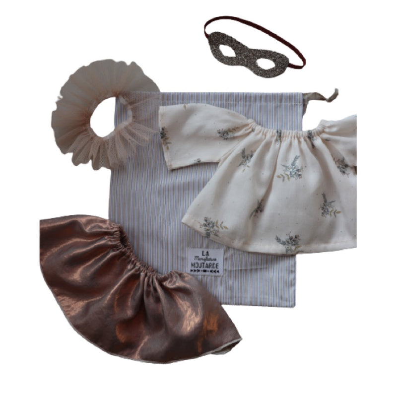 Tenue pour poupée Albertine - Tenue fille composée d'une blouse en coton imprimé "Casson" imprimé en France @souslefiguierfabrics x @mmemoutarde, une jupe en lin et viscose or rose, un loup pailleté cuivre et un col volanté en tulle nude - Collection automne/hiver 2020 La manufacture moutarde à retrouver sur amaetc.com, concept store eco friendly pour bébés, enfants et toute la famille