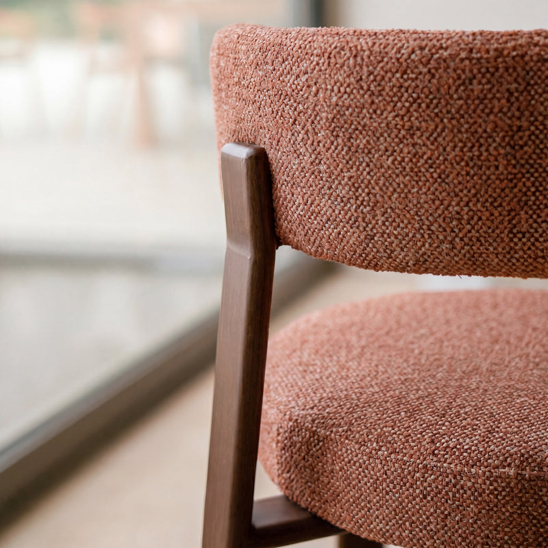 Lot de 2 chaises Aura en tissu texturé brun canelle, pieds en métal effet bois