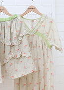 Vestido Caramelo estampado ramo rosa espárragos - Selección caramelo disponible en amaetc.com, concept store eco amigable para niños