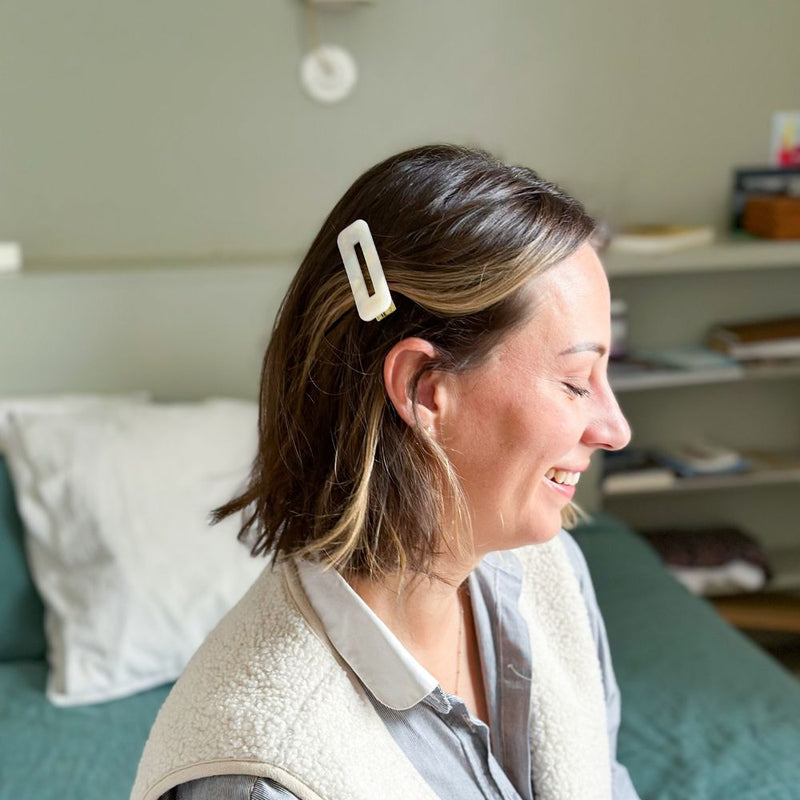 Femme aux cheveux courts portant une barrette rectangulaire nacrée Bachca, style chic naturel.