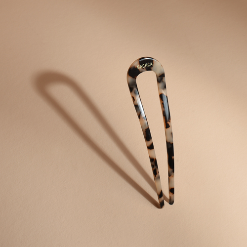 Pic chignon écaille Bachca en acétate de cellulose, accessoire élégant et minimaliste pour réaliser des coiffures.