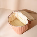 Vanity rectangulaire Bachca en coton rose poudré ouvert, dévoilant son intérieur doublé en tissu écru, posé sur un fond beige.