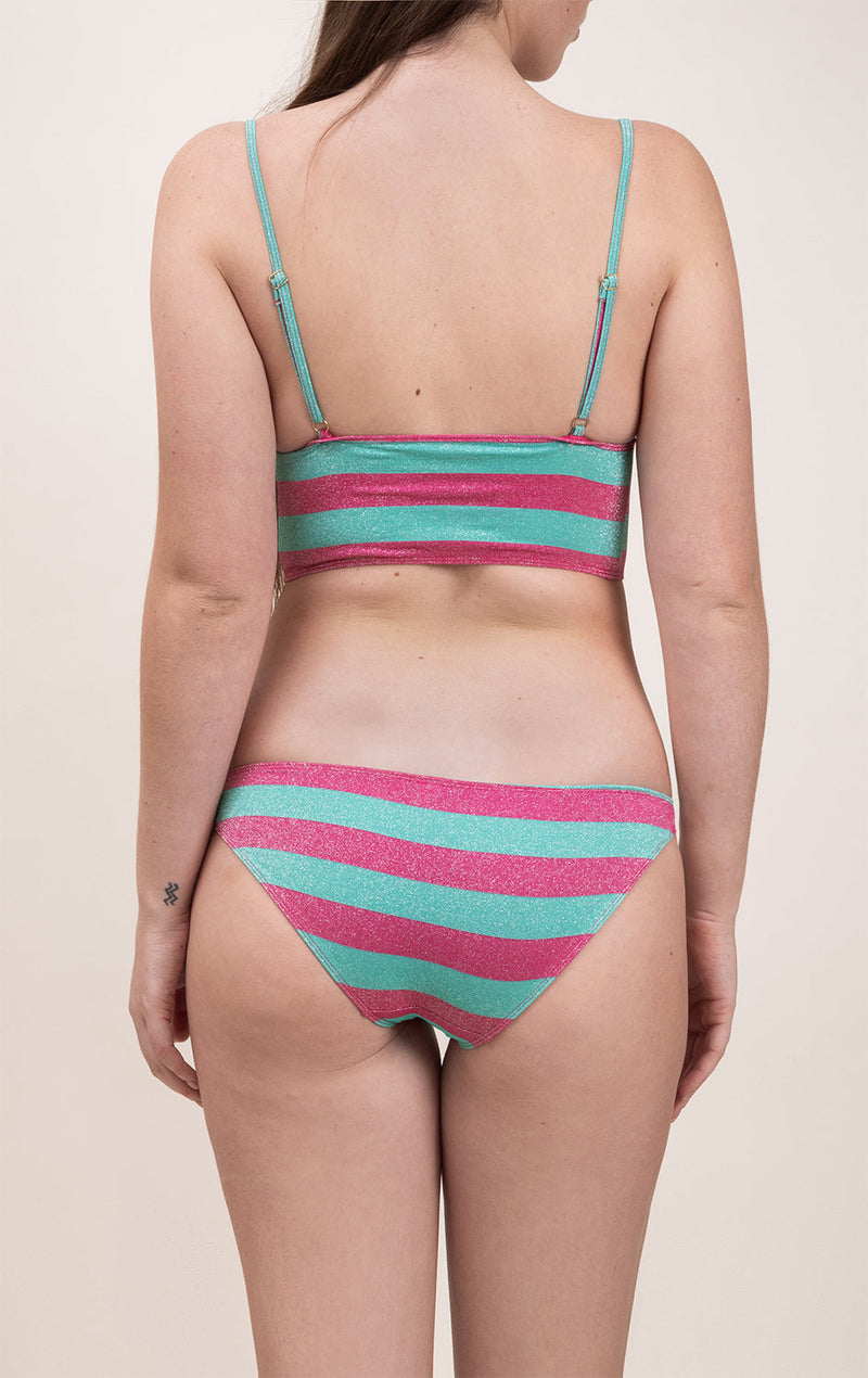 Photo de dos d'une femme portant le maillot de bain Andréas vert et framboise rayé