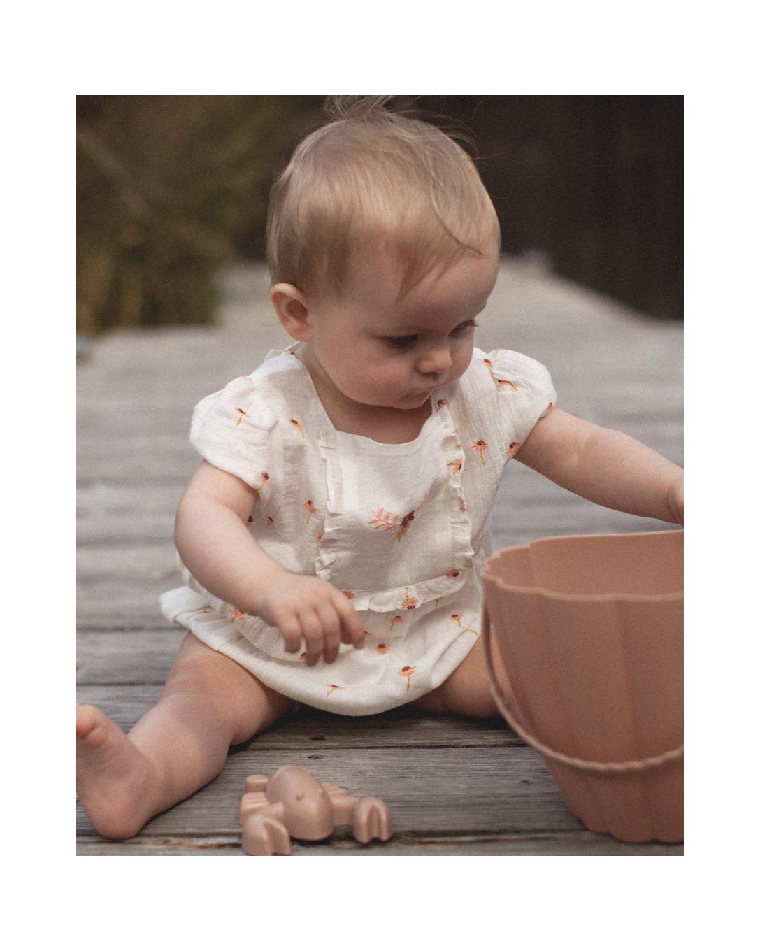Babyoverall med blombroderi ecru – Anthemis