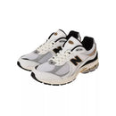Zapatillas M2002 - Blanco/Negro/Oro