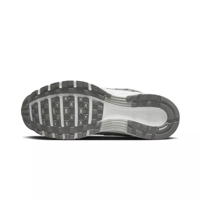 Baskets Nike P-6000 - Gris Et Blanc