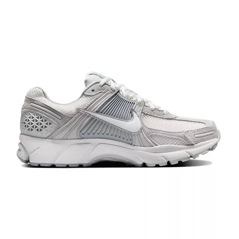 Zapatillas Nike Zoom Vomero 5 - Gris y blanco