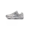 Zapatillas Nike Zoom Vomero 5 - Gris y blanco
