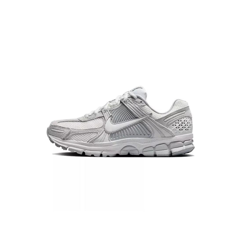 Zapatillas Nike Zoom Vomero 5 - Gris y blanco