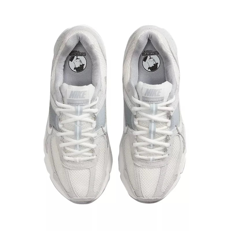 Zapatillas Nike Zoom Vomero 5 - Gris y blanco