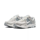 Zapatillas Nike Zoom Vomero 5 - Gris y blanco