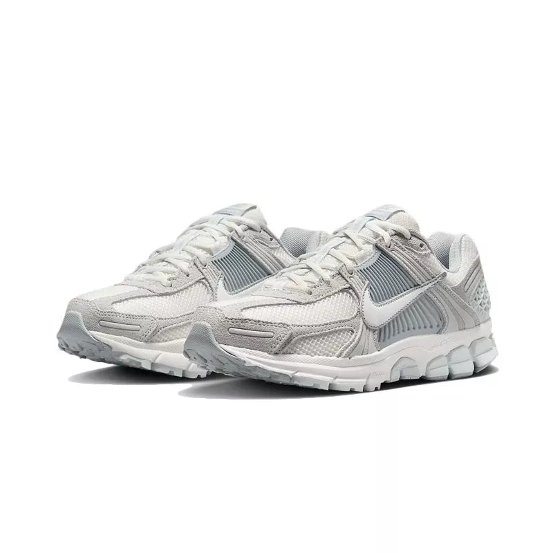 Zapatillas Nike Zoom Vomero 5 - Gris y blanco