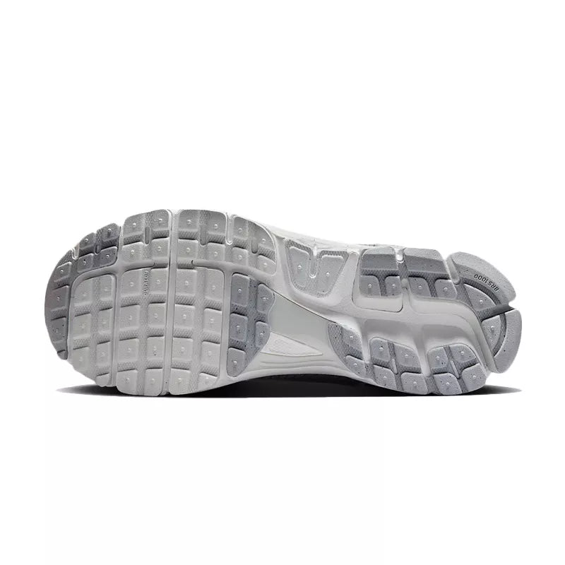 Zapatillas Nike Zoom Vomero 5 - Gris y blanco