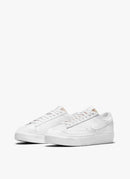 Nike - Baskets Blazer Low Platform - Triple White - Femme