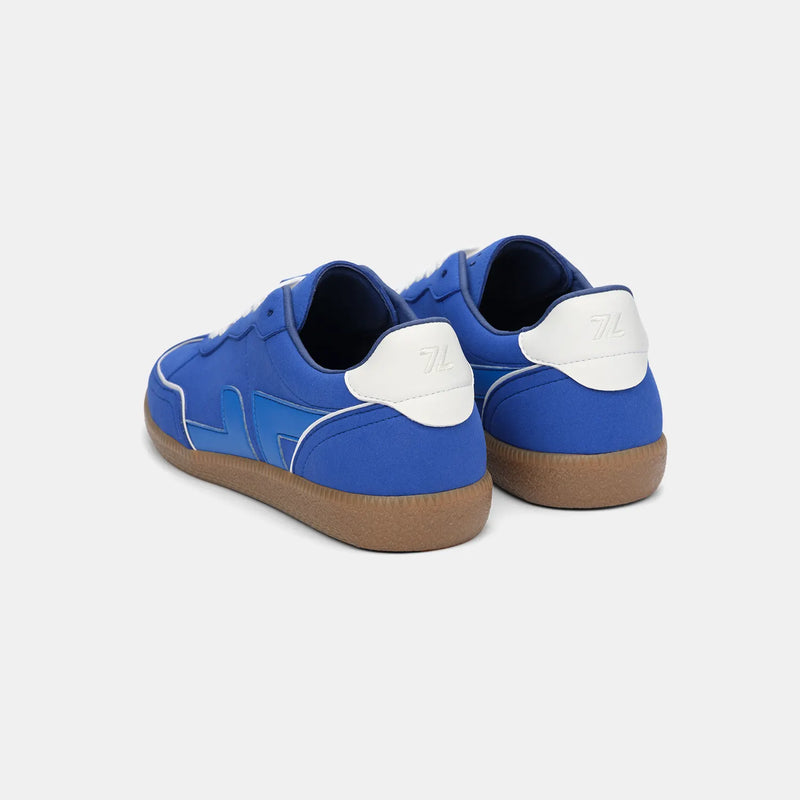 Vista trasera de las zapatillas Delta Cobalt, suela estructurada y cuidado acabado.