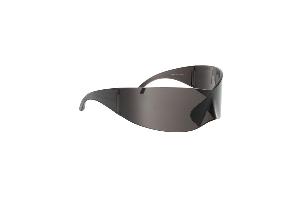 Luxury Eyewear – Solglasögon - Balenciaga, svarta futuristiska solglasögon, i profil mot vit bakgrund