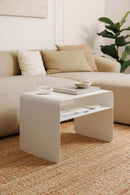 Beistelltisch COSMO aus pulverbeschichtetem Metall im modernen Design neben einem Sofa.