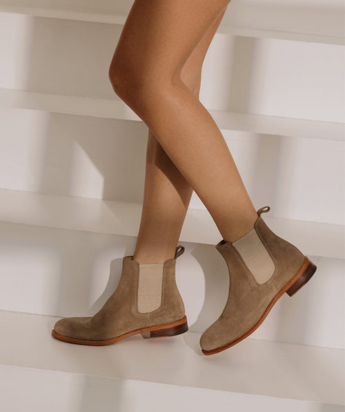 s/files/1/0898/2354/3633/files/boots-helen-beige-sable.jpg_v_65536244177944-2_0ea19159-744f-4372-bcc0-84b3f61cc14b.jpg?v=1745535091