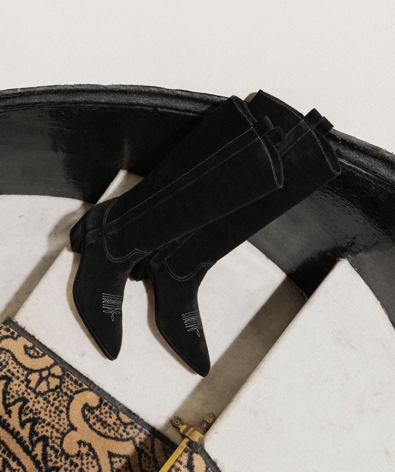 s/files/1/0898/2354/3633/files/bottes-santiags-judith-noir.jpg_v_711068016385-4_95899fe8-2022-4f0c-b8fc-6a2caa729fcb.jpg?v=1745516456