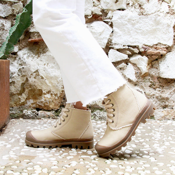 Enkellaarsjes met profielzool van gerecycled canvas camel - Dames