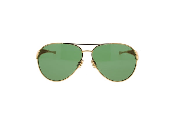 Luxury Eyewear – Sonnenbrillen – Bottega Veneta, goldfarbene Piloten-Sonnenbrille mit grünen Gläsern auf weißem Hintergrund