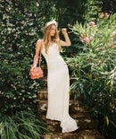 Présentation modèle rose vif Ciel de Vénus, petit sac à main de cuir lisse, haut de gamme presque carré, tenue main par chaîne dorée courte, porté à l'épaule via lanière cuir amovible et ajustable. Made in Italy, Pö&Me Paris