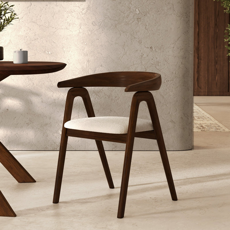 Chaise Hawa en bois d'hévéa foncé et tissu bouclé crème