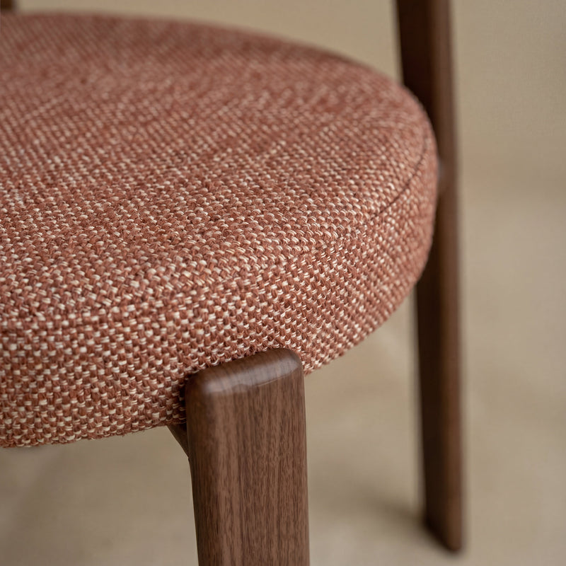 Lot de 2 chaises Aura en tissu texturé brun canelle, pieds en métal effet bois