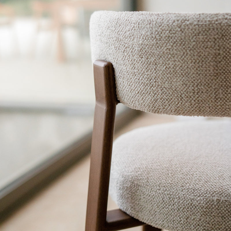 Lot de 2 chaises Aura en tissu texturé greige, pieds en métal effet bois