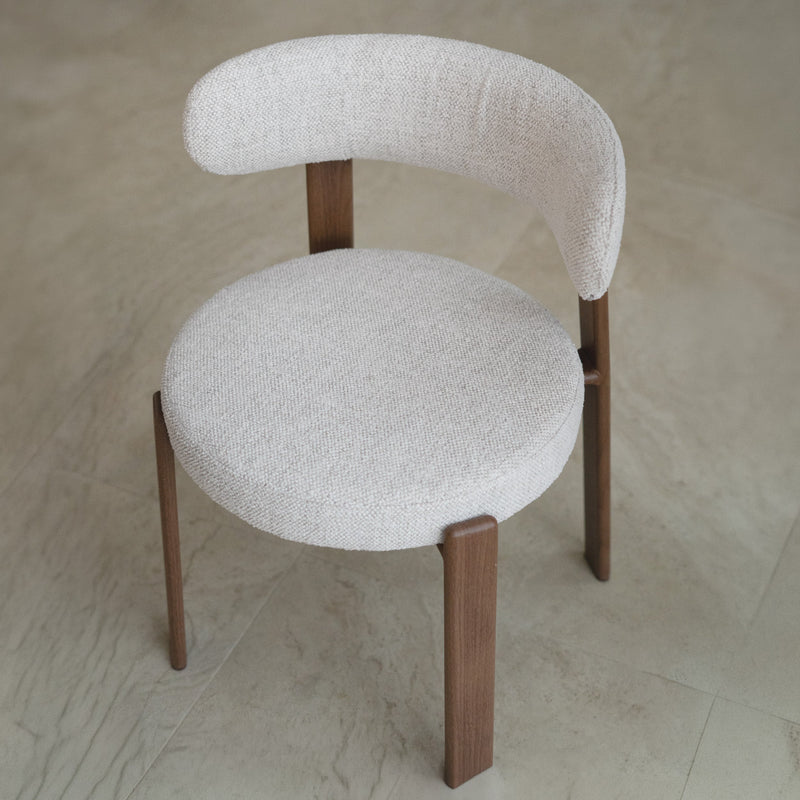 Lot de 2 chaises Aura en tissu texturé greige, pieds en métal effet bois