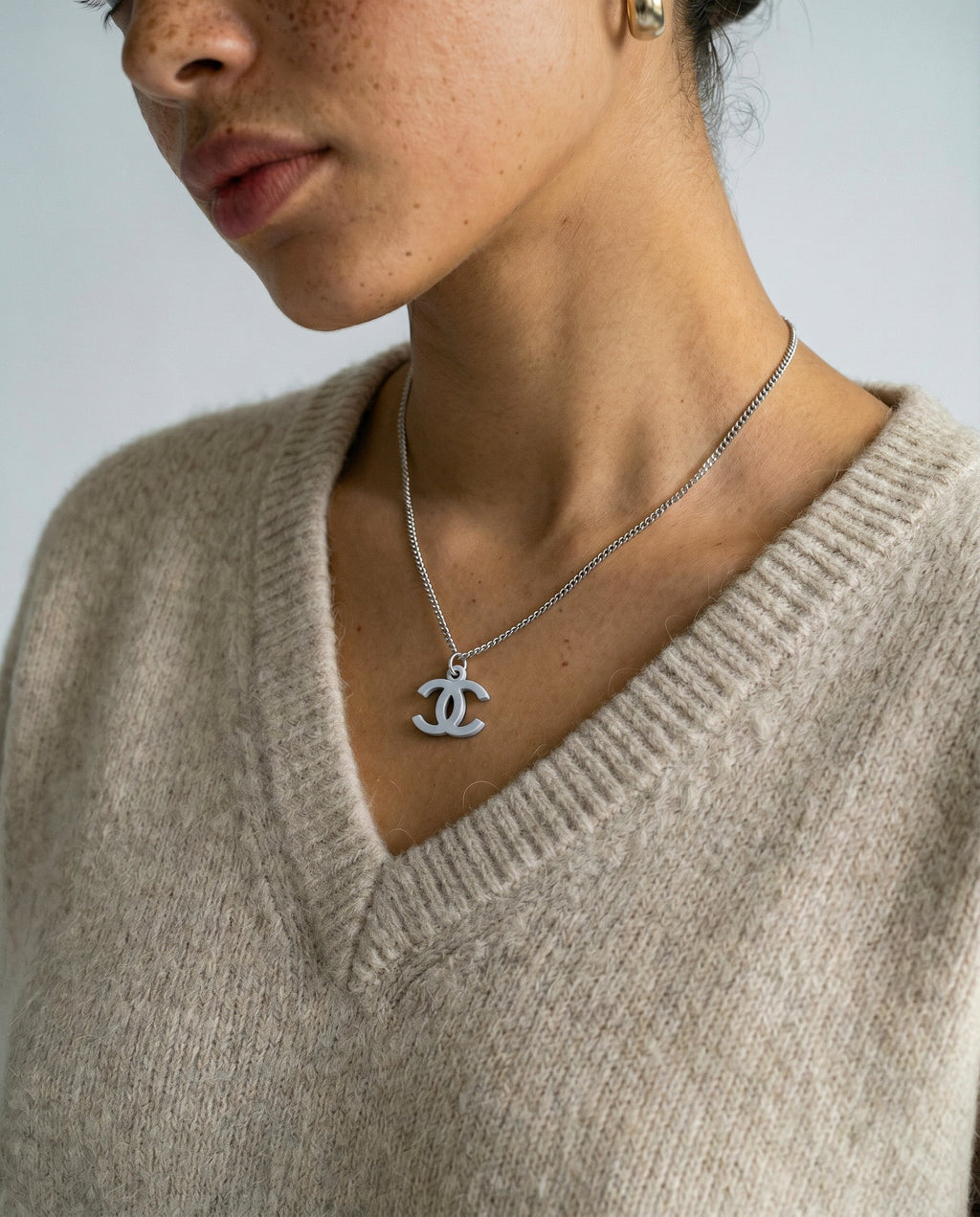 Collar con colgante Cc esmaltado blanco de Chanel
